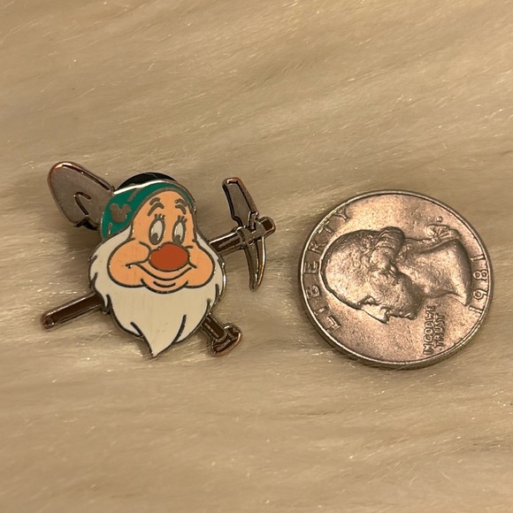 Disney Hidden Mickey Snow White and the Seven Dwarfs - Bashful 2014 Trading Pin - Picture 2 of 4